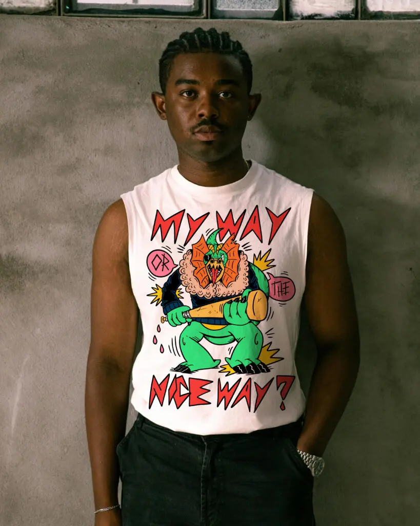 un homme porte un debardeur avec le dessin my way or the nice way dessus
