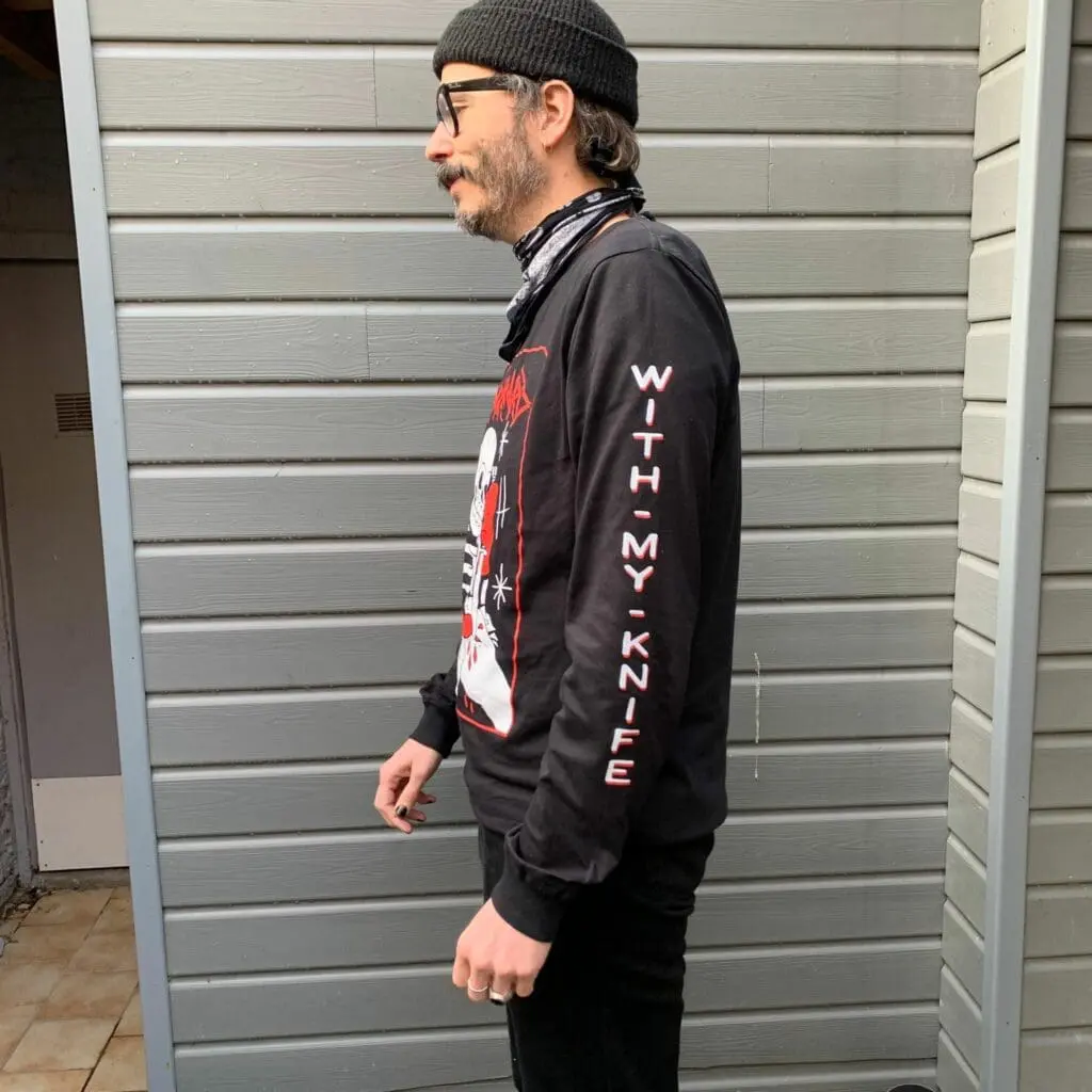 Un homme portant un t shirt noir avec un squelette