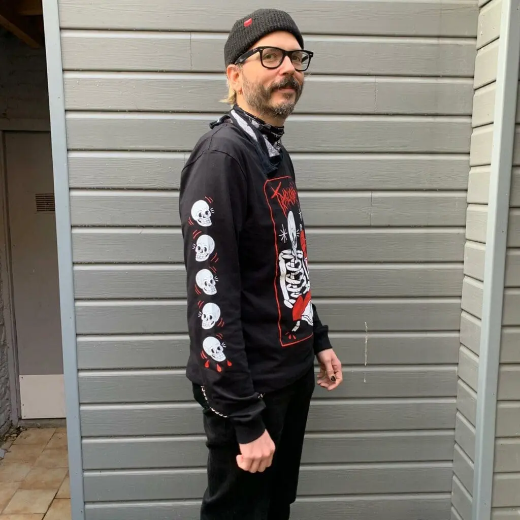Un homme portant un t shirt noir avec un squelette
