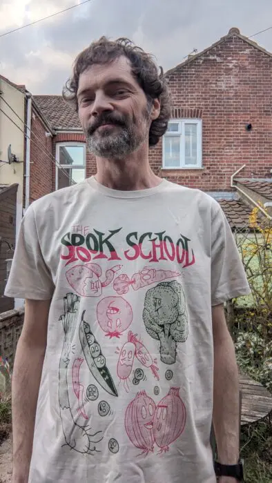 UN homme portant un t shirt sur lequel sont dessinés des légumes