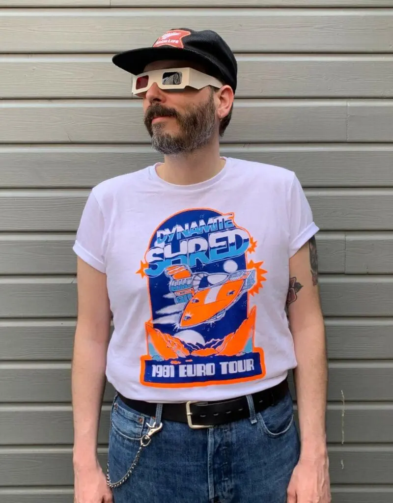 Un homme porte un t shirt avec un vaisseau spatial