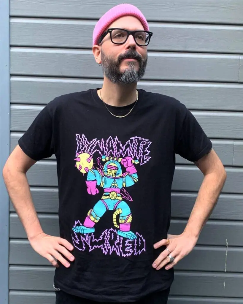 un homme porte un t shirt avec un squelette de l'espace