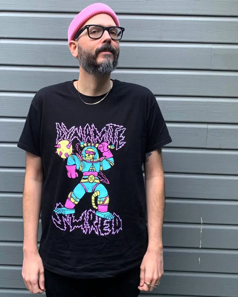 UN HOMME EN T SHIRT