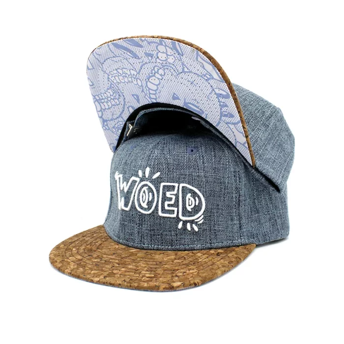 Une casquette avec des dessins de squelettes