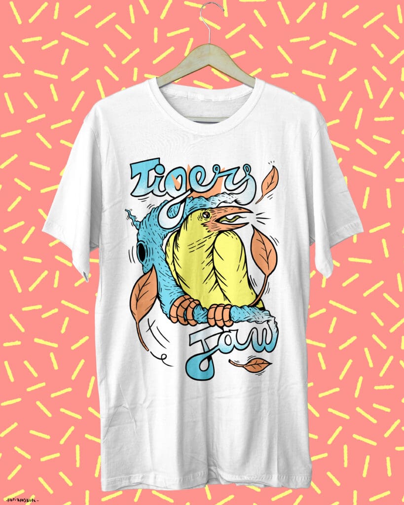 un t shirt avec un oiseau sur une branche